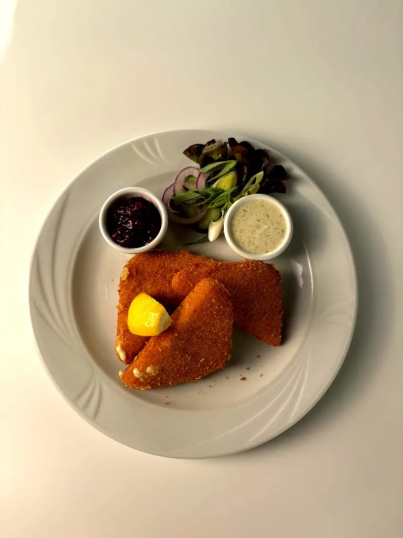 Käse gebacken mit Sauce Tartare um Preiselbeeren