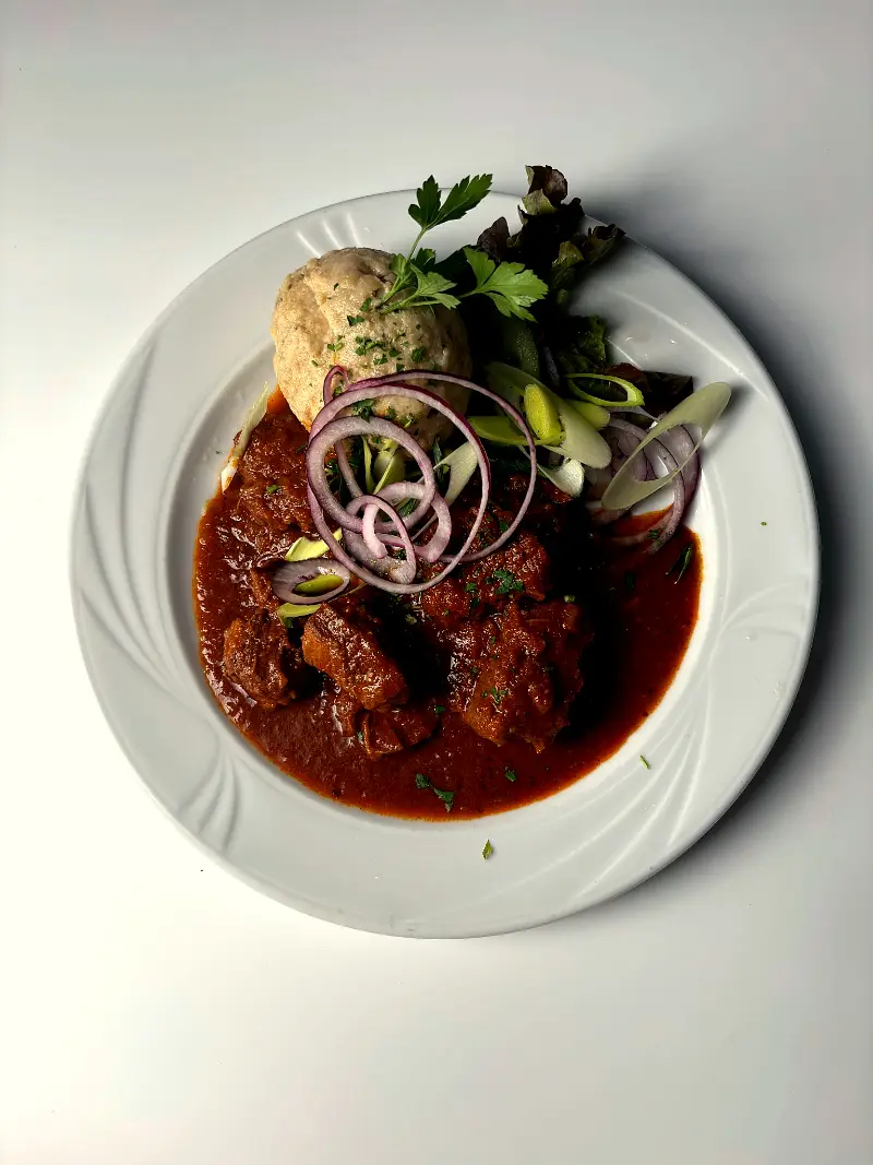 Rindsgulasch mit Knödel