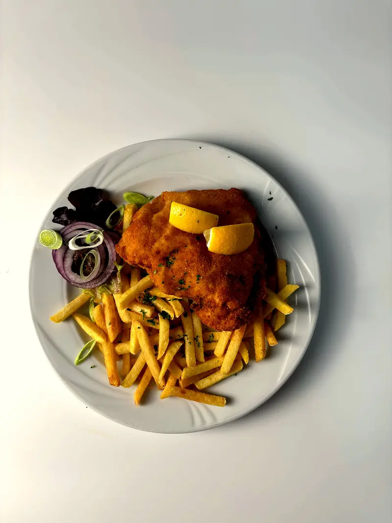 Wienerschnitzel vom Schwein mit Salat