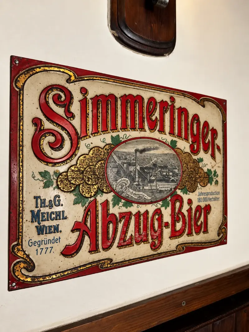 Emailschild „Simmeringer Abzug-Bier“ von Th. & G. Meichl, Wien, mit der Jahreszahl 1777